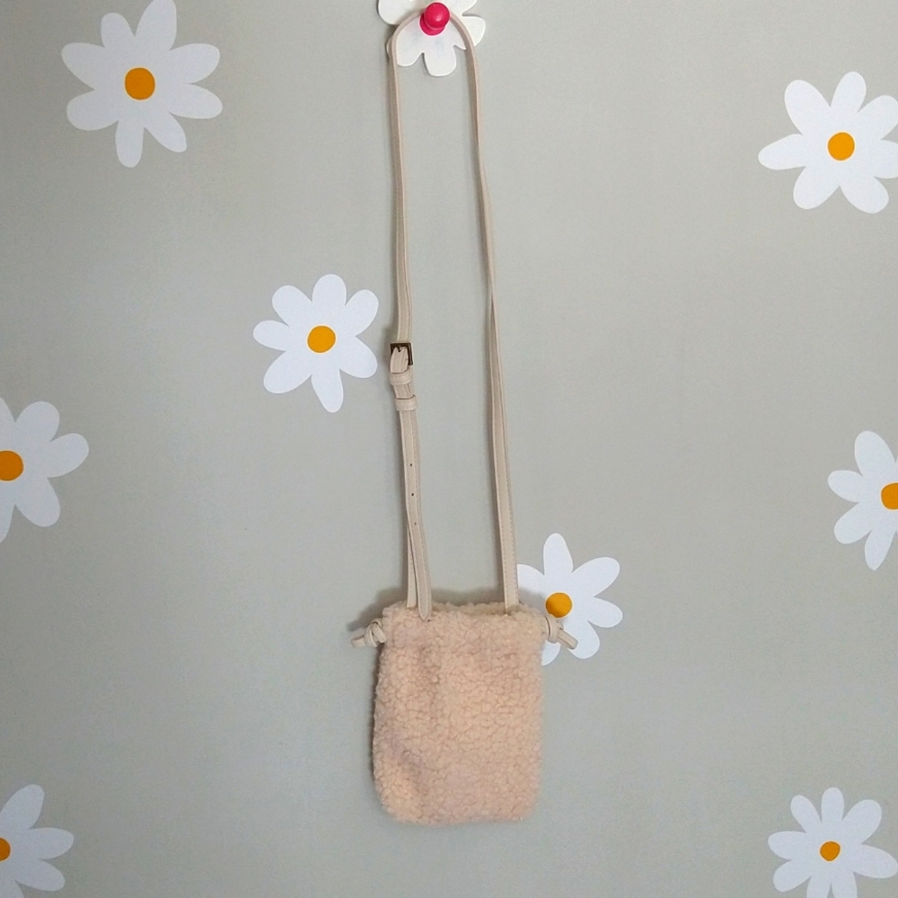 🌻NWOT Universal Thread Fuzzy Large Crossbody Phone Bag